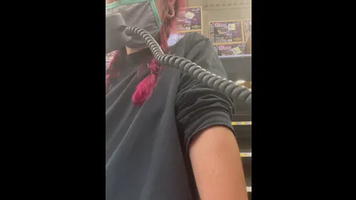 Elle annonce sa démission au micro du supermarché pour lequel elle...